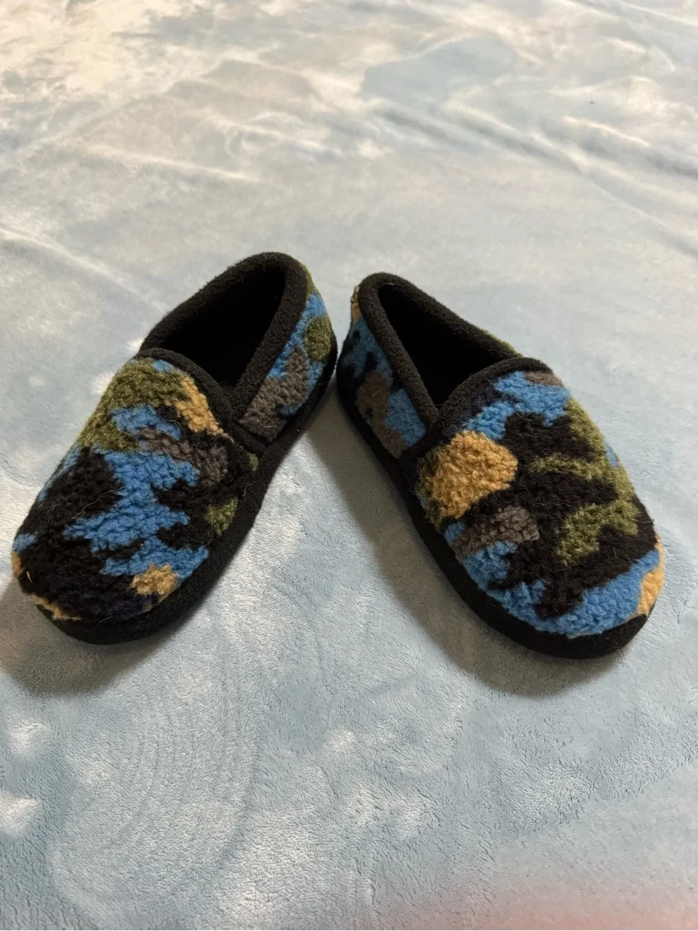 Kids Fuzzy Camouflage Slip-On Slippers — Blue/Green